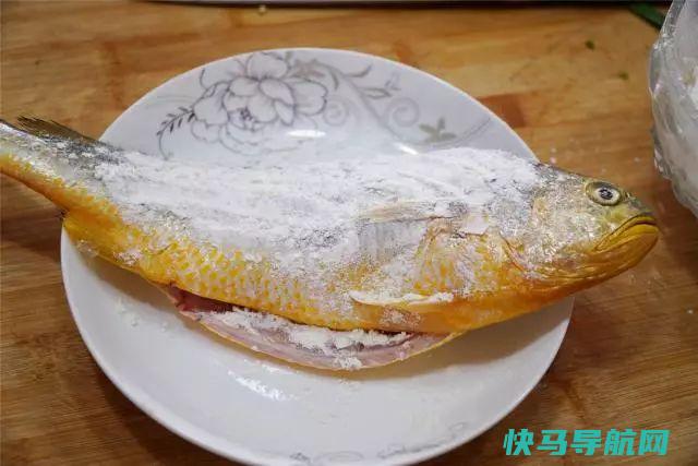 煎鱼，油热直接煎大错特错，破皮还糊，多加一步，完