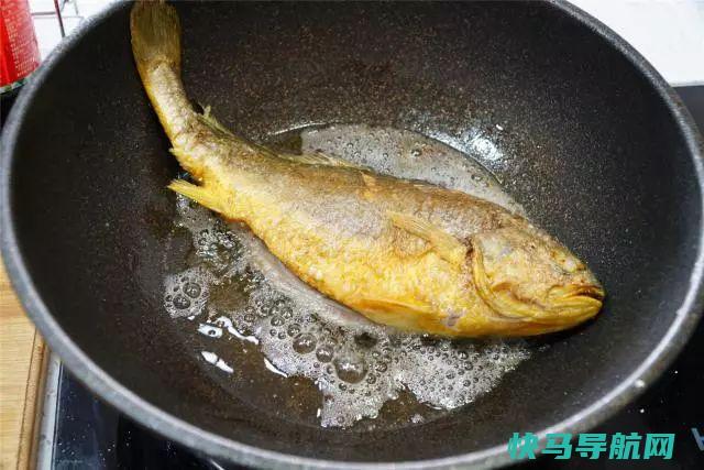 煎鱼，油热直接煎大错特错，破皮还糊，多加一步，完