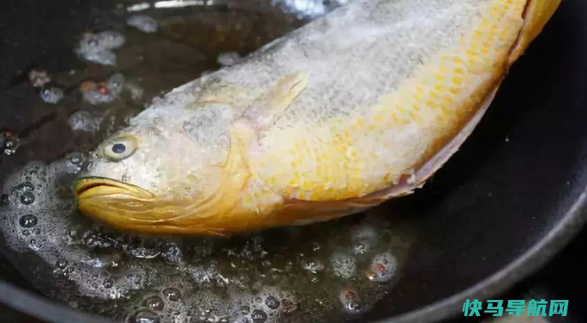 煎鱼，油热直接煎大错特错，破皮还糊，多加一步，完
