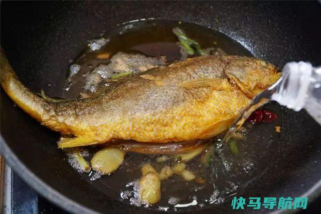 煎鱼，油热直接煎大错特错，破皮还糊，多加一步，完