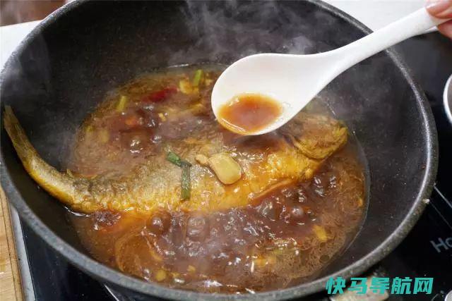 煎鱼，油热直接煎大错特错，破皮还糊，多加一步，完