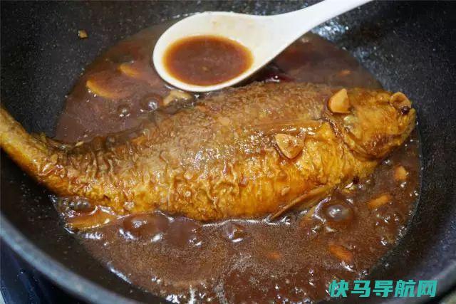 煎鱼，油热直接煎大错特错，破皮还糊，多加一步，完