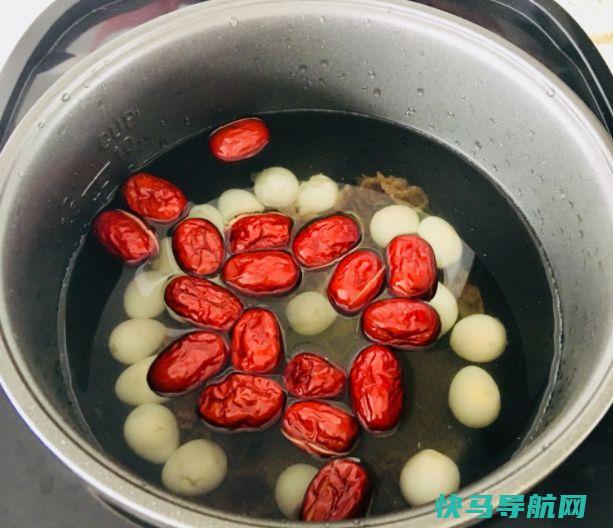 红枣加一宝煮，称为天然剂，淡化雀斑，美白肌肤，体