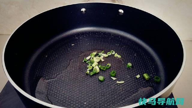 用鸡蛋做早餐饼，加点它格外，营养丰富又美味，做