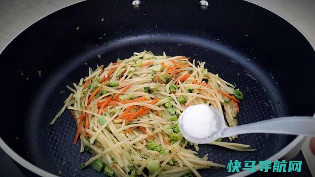 用鸡蛋做早餐饼，加点它格外，营养丰富又美味，做