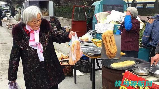 过年炸油饼注意了，秘制配方比例教给你，柔软不吸油