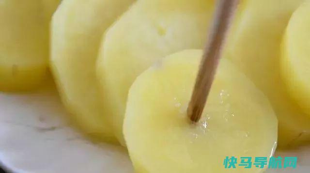 喜欢吃土豆的不要错过，土豆这样简单一做，一大盘都