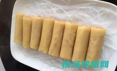 豆皮又出新吃法，这样卷点肉后一起蒸，一口一个