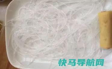 豆皮又出新吃法，这样卷点肉后一起蒸，一口一个