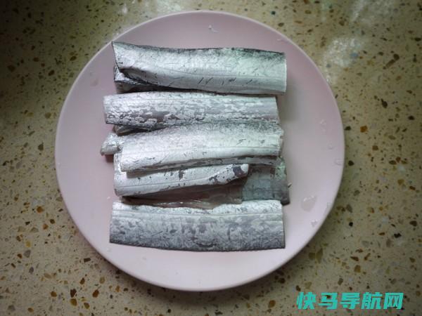 带鱼这样做，不腥不腻也不散，孩子隔三差五就要我做