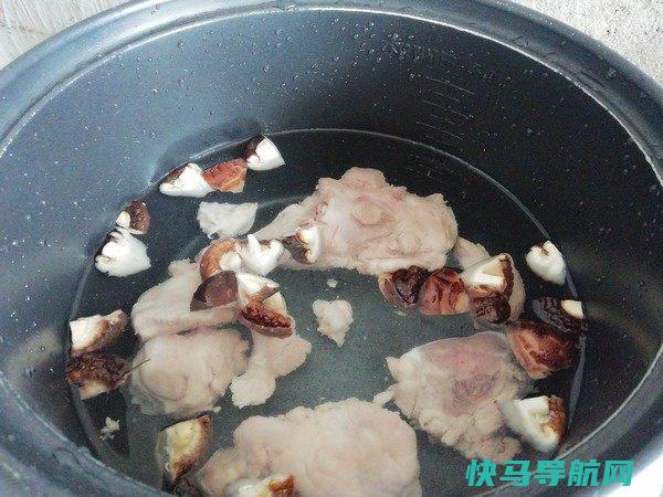 花菇和它天生一对，几步煲出夏天最好喝的汤，健脾又