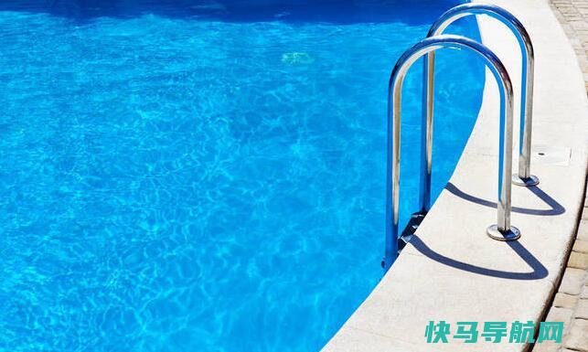 游泳池的水为什么是蓝色的，内部装修加上光的反射