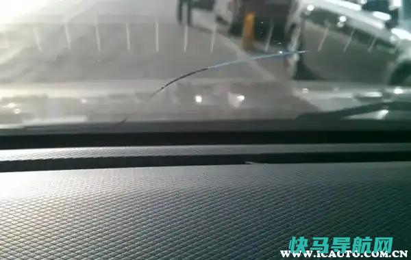 前挡风玻璃裂了30厘米怎么办？玻璃裂痕修复最佳方法